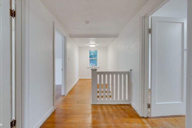 Building Photo - 1137 SE Uglow Ave