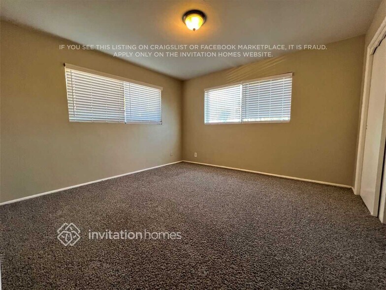 Building Photo - 400 N Sunset Dr