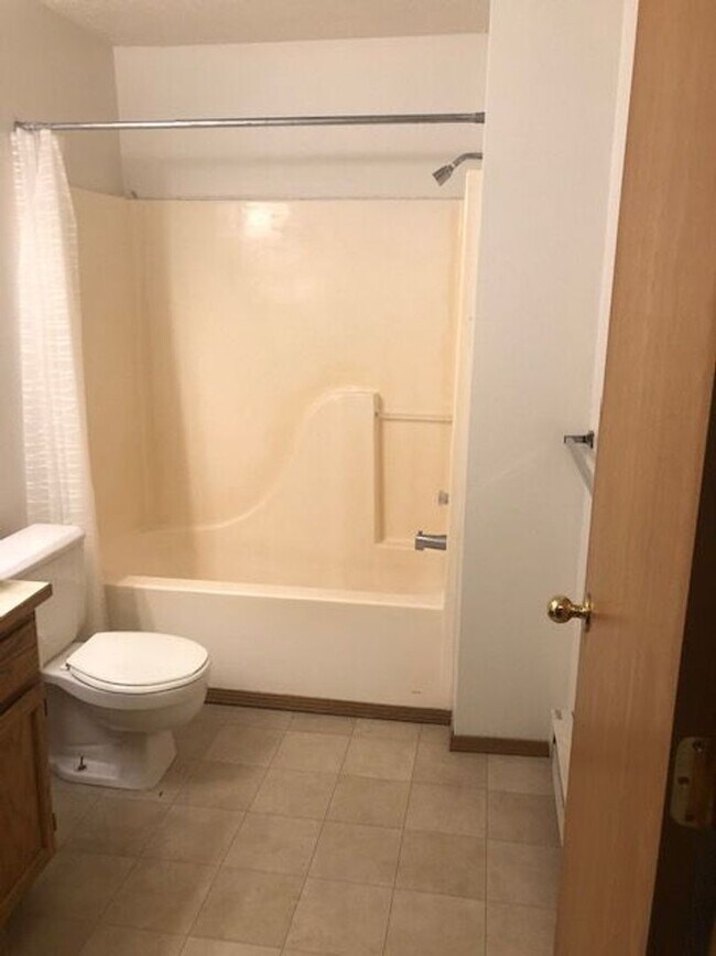 Building Photo - 1404