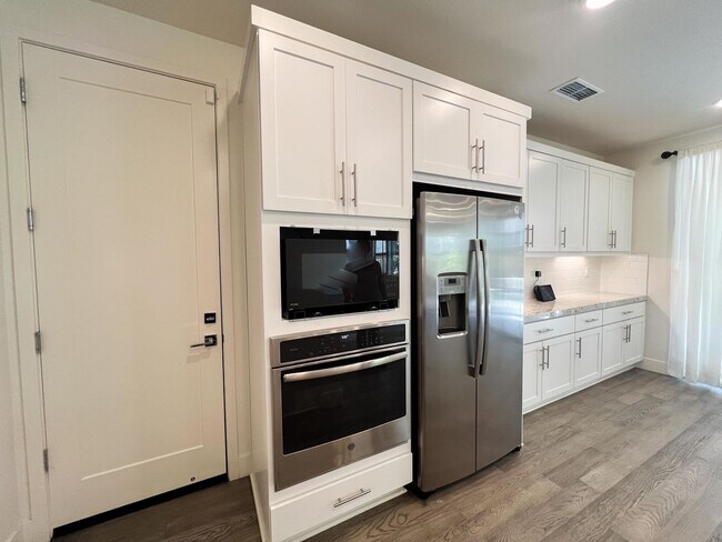 Building Photo - Newer Spacious 5 Bedroom Home Located in C...