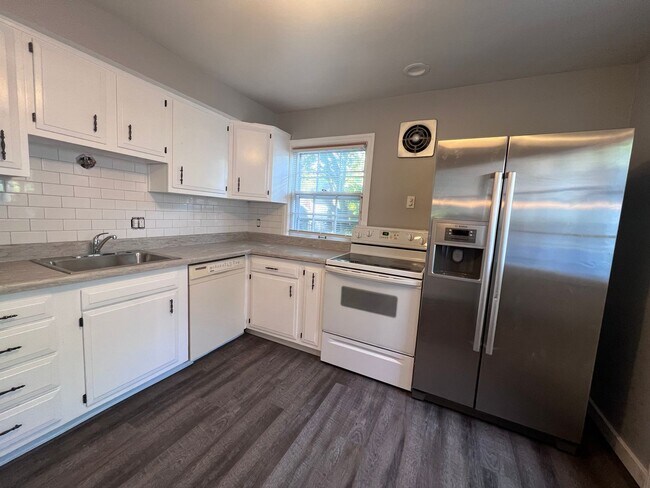 Building Photo - Recently Updated 2 Bedroom Home with Fence...
