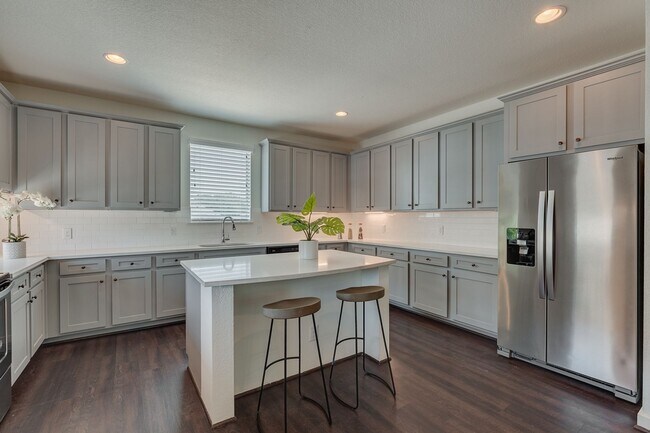Building Photo - * MOVE IN SUMMER 7/15/2027 * 5-Bed 5.5 Bat...