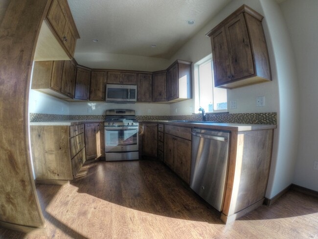 Building Photo - 2 Story in The Landings!