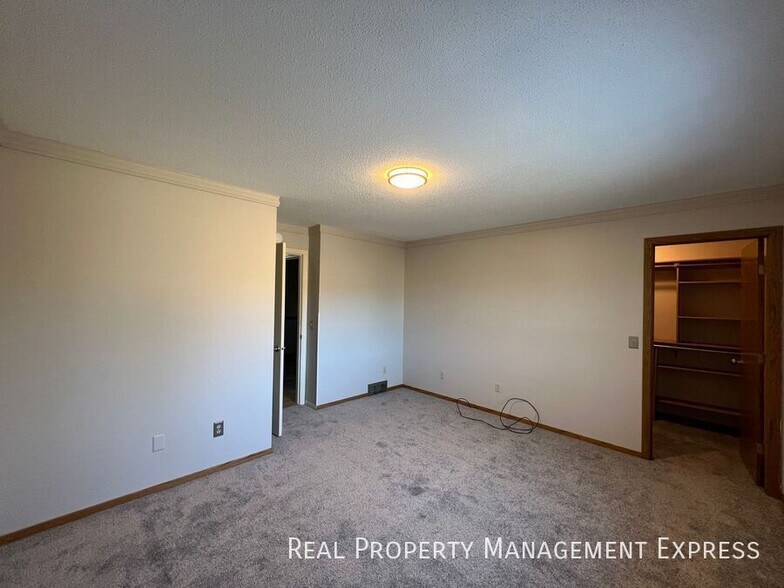 Building Photo - Charming 4 bed 2 Bath Home!