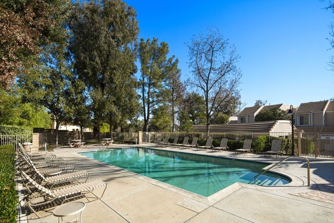 Building Photo - Gorgeous 2 Story Townhome in Valencia!