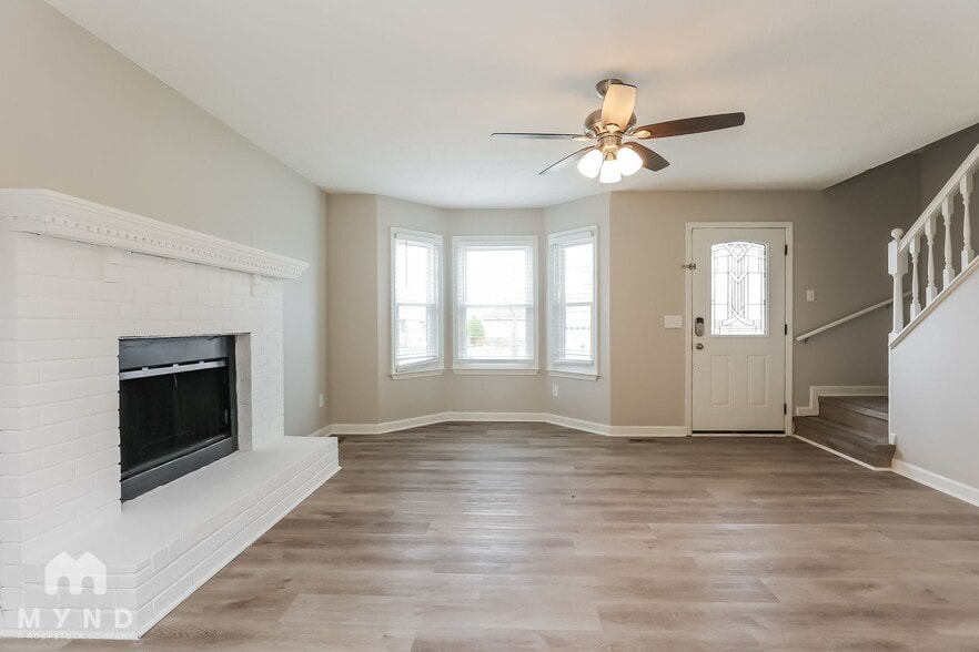 Building Photo - 204 Deerlake Dr