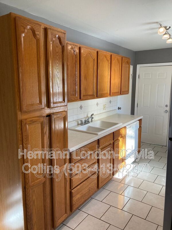 Building Photo - 2465 Hawthorne Manor Dr
