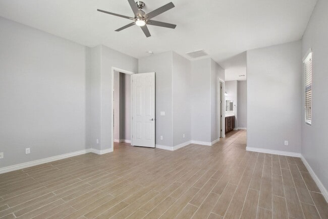Building Photo - 4 Bedroom + Den Single Family in Peoria