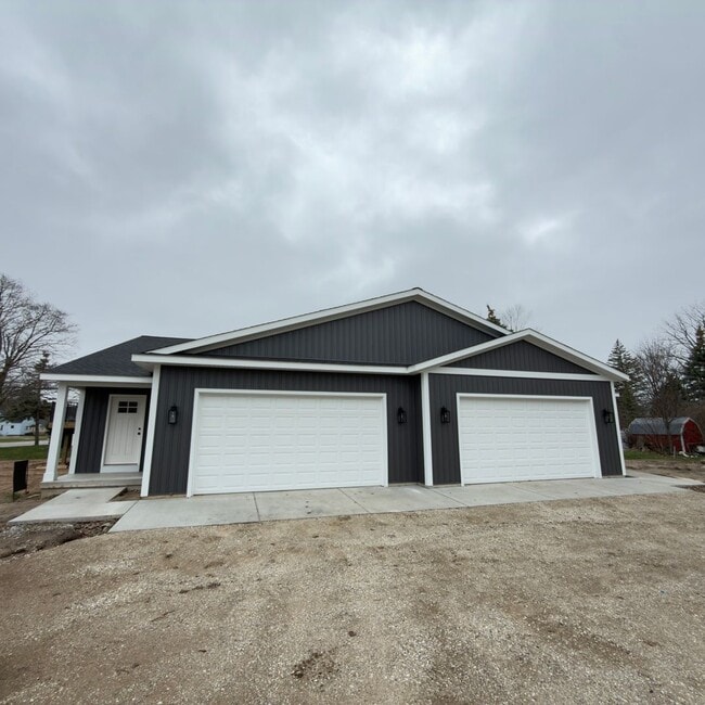 Building Photo - Newly built 3 bedroom spacious home!
