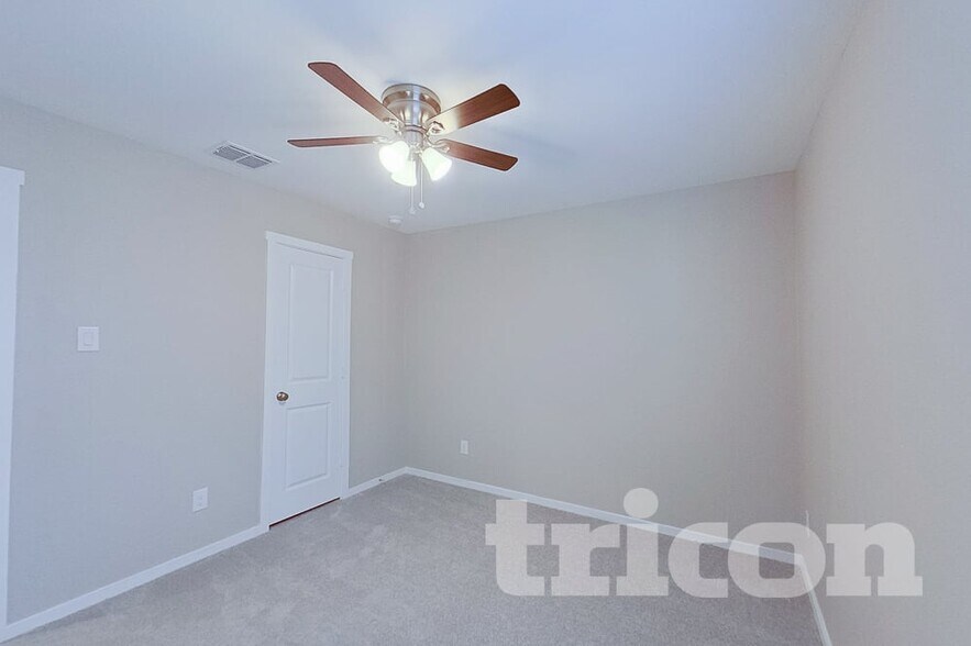 Building Photo - 911 Ponderosa Ln