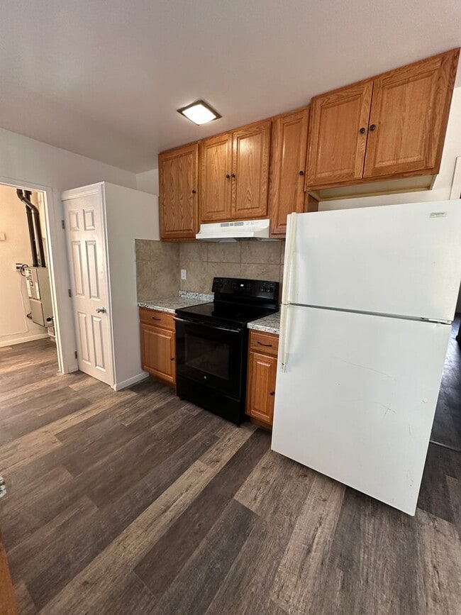 Building Photo - Three bedroom, one bath, downtown Bishop