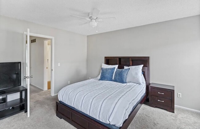 Building Photo - Charming Townhome for Rent in Timber Lake ...