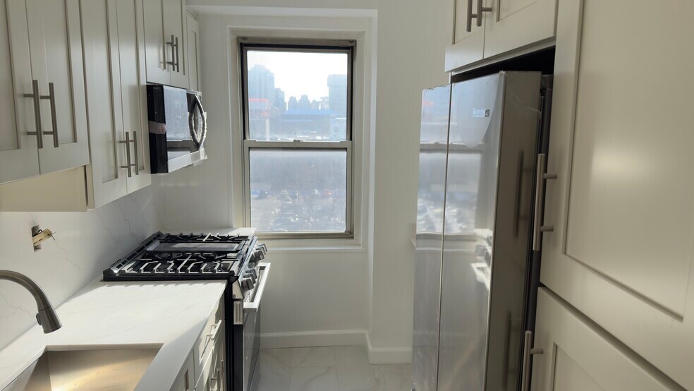 Building Photo - 225 Saint Pauls Ave