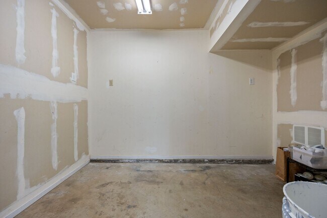 Building Photo - 605 N El Rio Dr