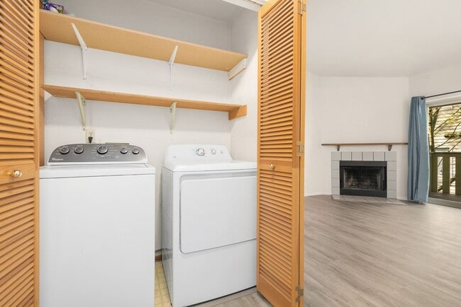 Building Photo - Charming 1 Bedroom Condo in Kenmore with P...