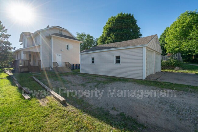 Building Photo - 806 Emerald Ave NE