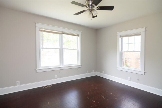 Building Photo - Newly Renovated 3/2 Feet From Atlanta Belt...