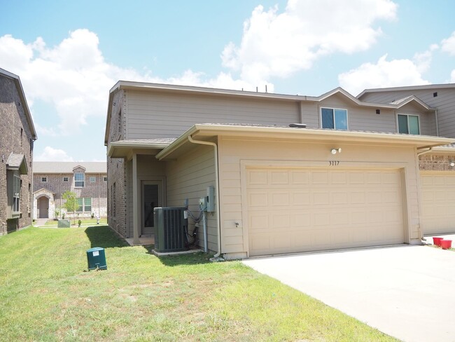 Building Photo - Like NEW 3 Bed 3 Bath Townhouse in Denton