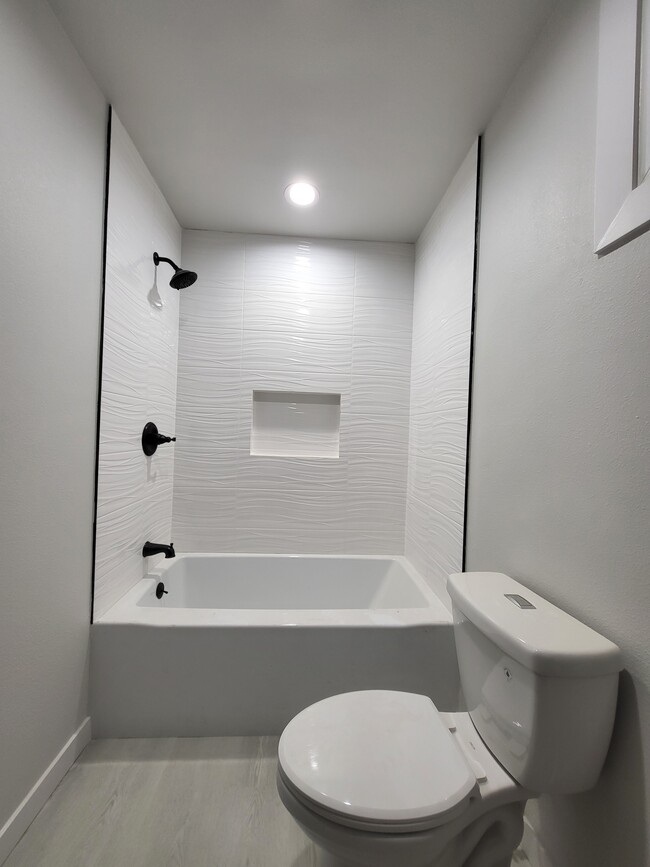 Toilet and bathtub - 2327 Las Colinas Ave