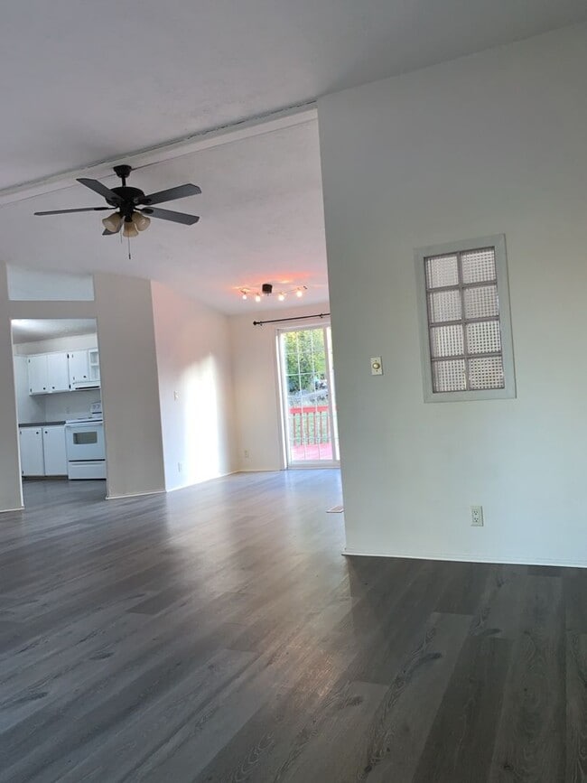 Building Photo - Smart Living, Smart Choice - manufactured 3bd/2Ba home w/detached garage!