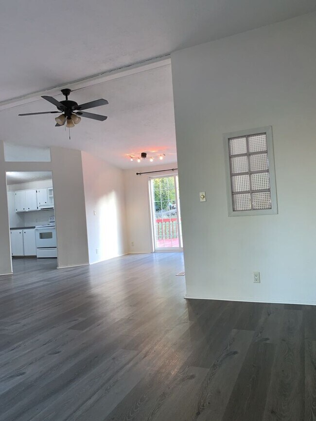 Building Photo - Stunning manufactured home w/detached garage!