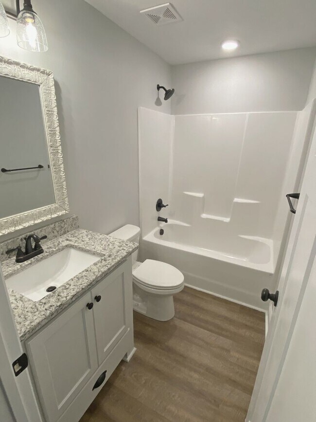 Building Photo - 3 bedrooms, 2 baths in Hahira/North Lownde...