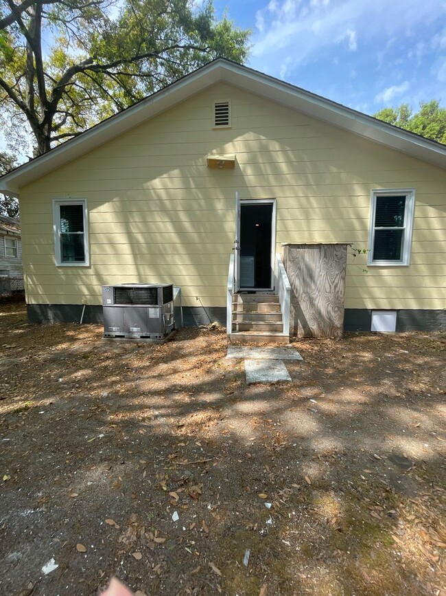 Building Photo - 4 bedroom 2 bathroom Home for Rent!