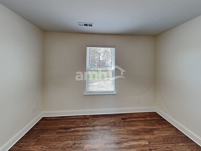 Building Photo - 1360 Lomond Dr
