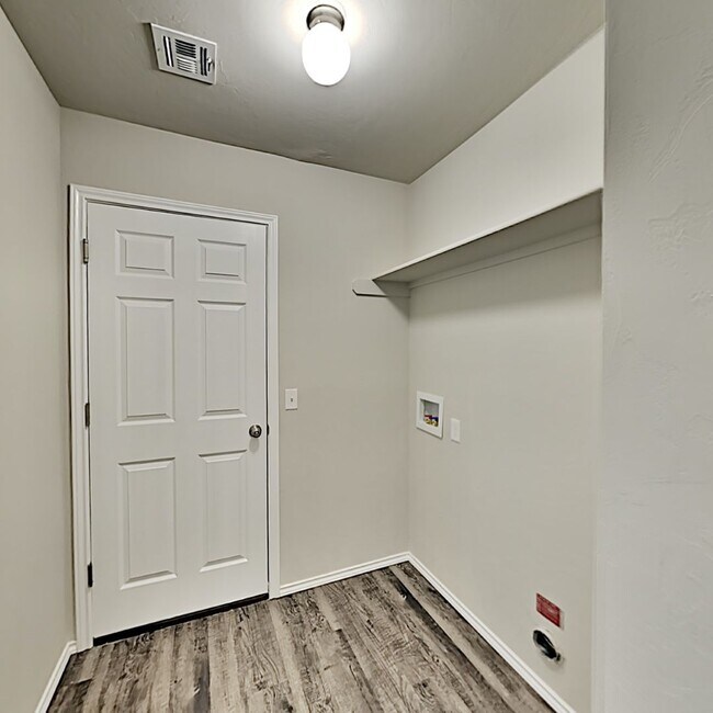 Building Photo - Very Nice 3 Bedroom 2 Bath Home in Yukon Schools