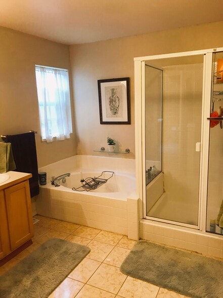 5 pcs in master - 4433 115th St SE
