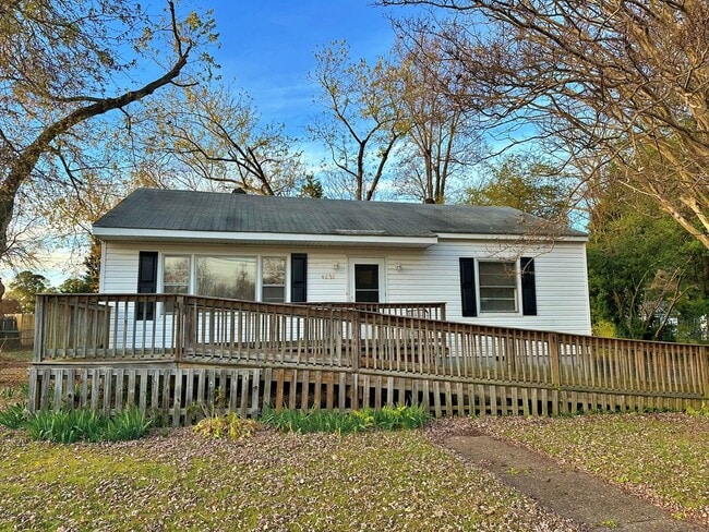 Primary Photo - Rancher with Large Back Yard!