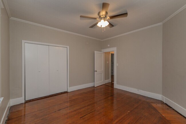 Building Photo - $1500 - 3 bed/1 bath house in Central Aven...