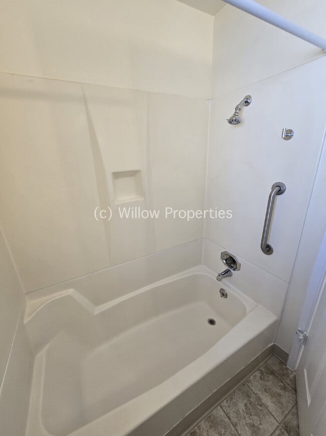 Building Photo - "Charming 1-Bedroom Duplex in Lakewood – C...