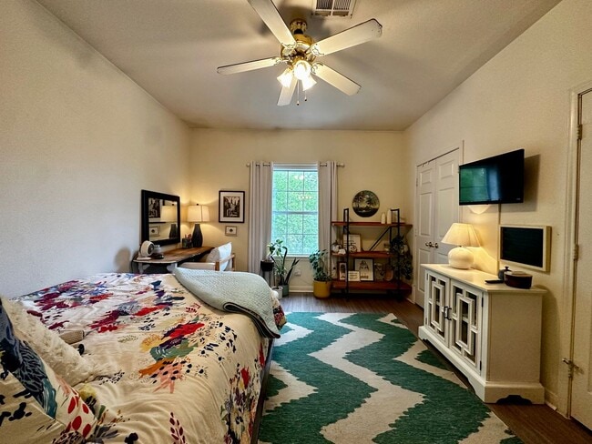 Building Photo - 4/4 Duplex Near Baylor!