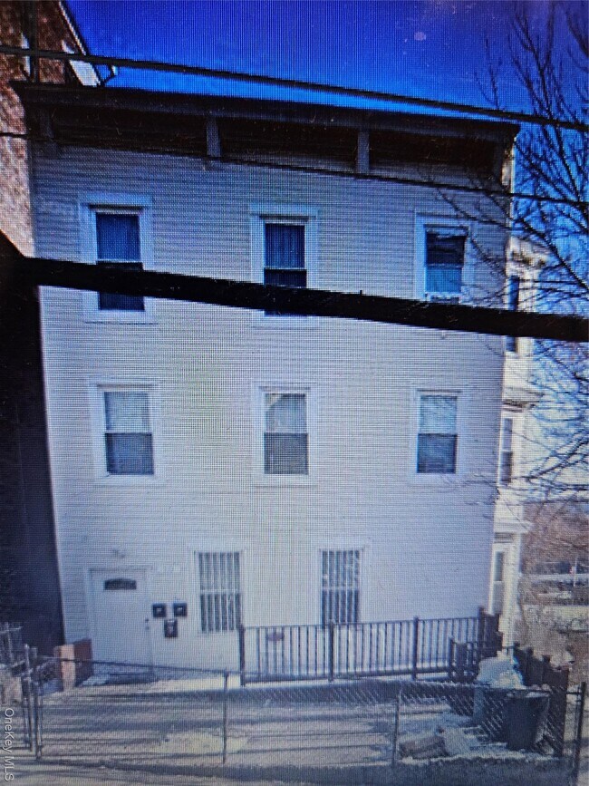 Building Photo - 10 Locust Hill Ave