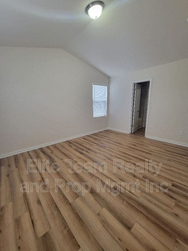 Building Photo - 5823 Hewitt Dr