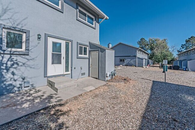 Building Photo - 3 Bed 2 Bath Townhouse, newly renovated! -...