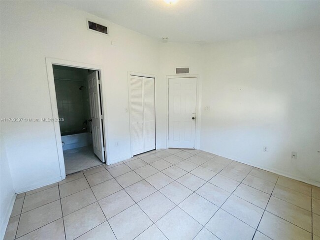 Building Photo - 940 NE 34th Ave
