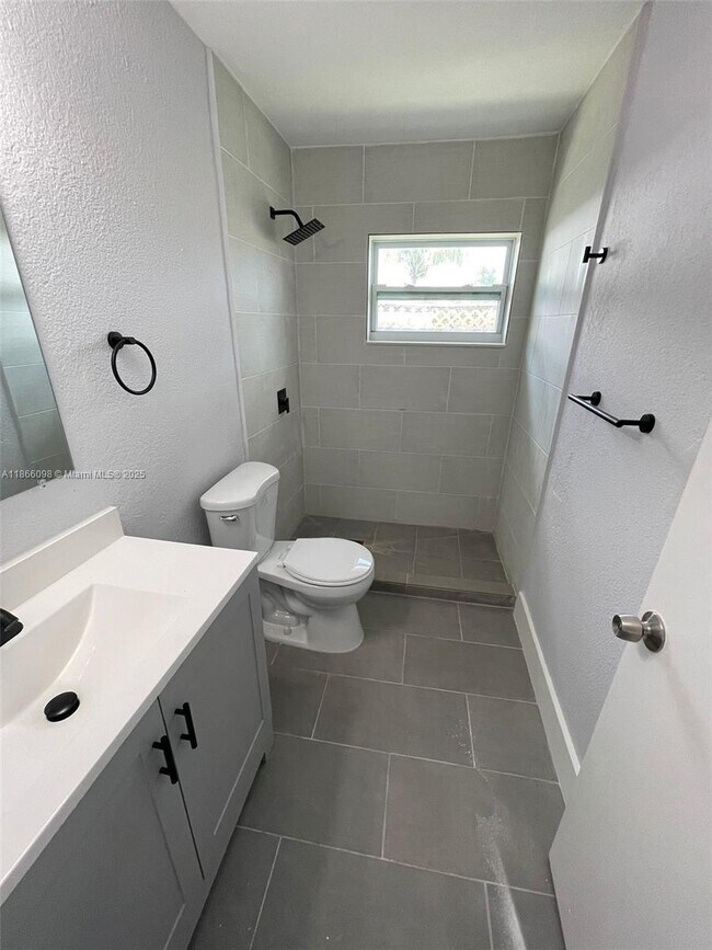 Building Photo - 2560 Riverland Dr