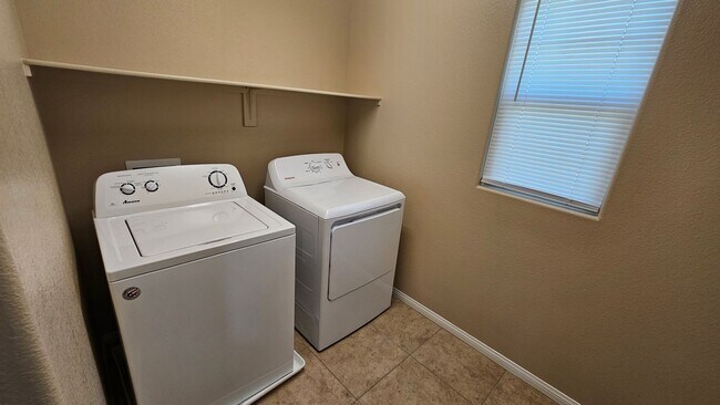 Building Photo - Large 4 bedroom in gated Stetson Trails Community