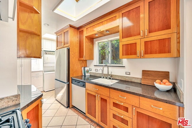 Building Photo - 655 Brooks Ave