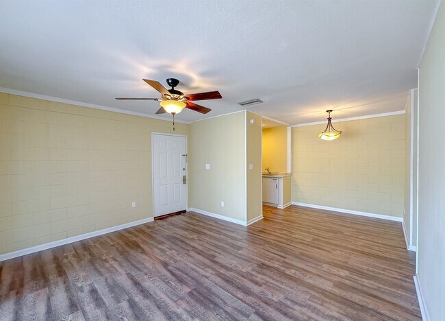 Building Photo - 2241 W Pensacola St