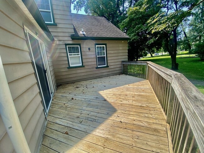 Building Photo - SPACIOUS 4 BED/2 BATH HOUSE-Luxury Vinyl F...