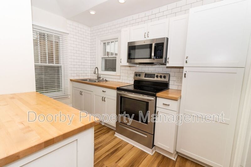 Building Photo - 209 W Peak St