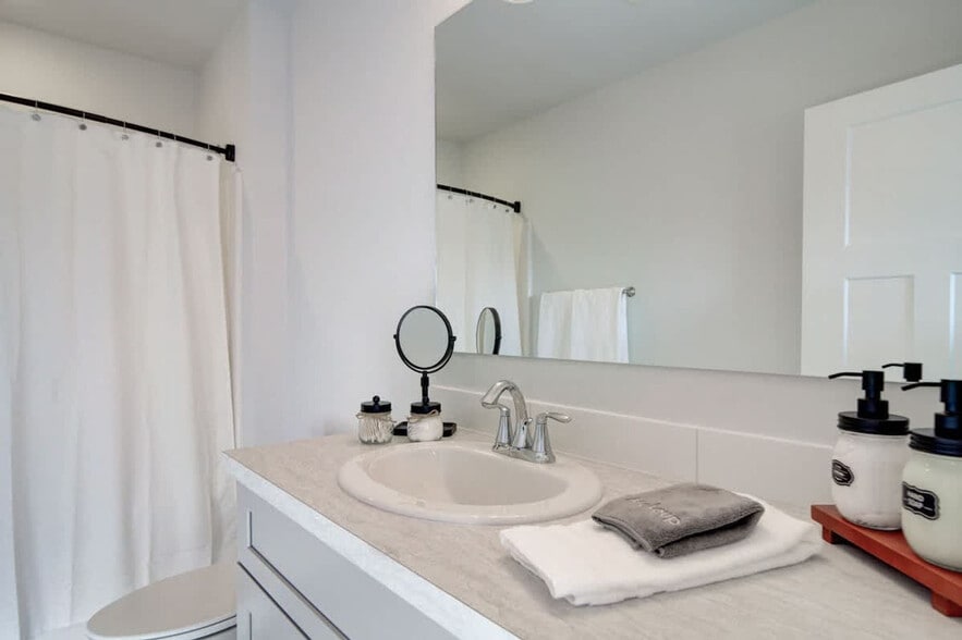 Building Photo - 5242 Fallon St