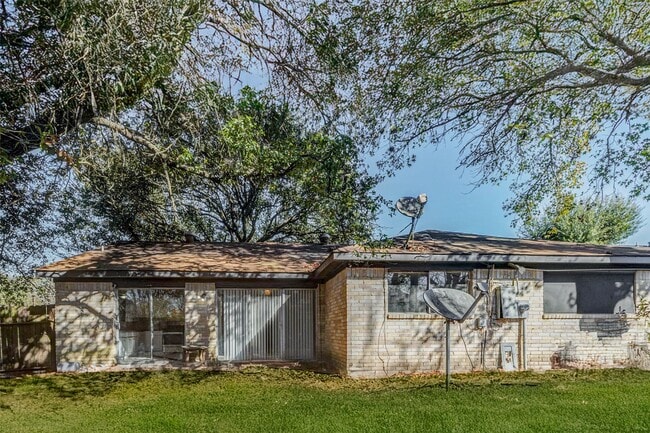 Building Photo - 12702 Fern Forest Dr