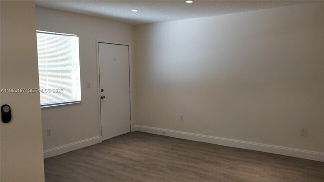 Building Photo - 1975 NE 135th St