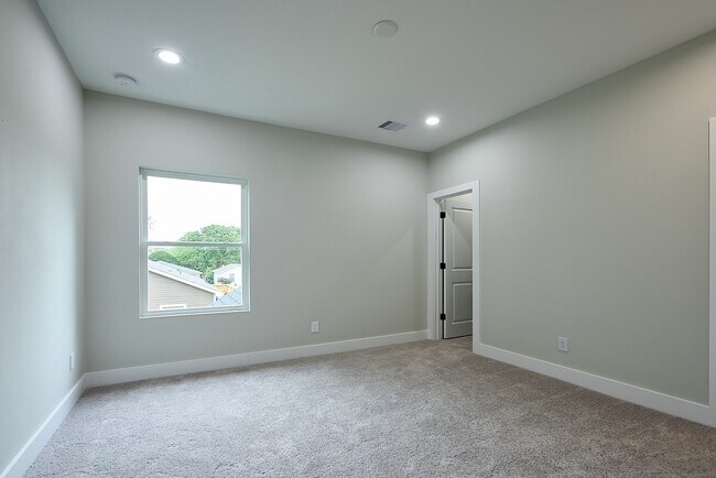 Building Photo - 3326 Tuam St