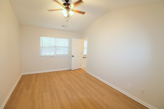 Building Photo - Newly Renovated 2 Bedroom Townhome!!