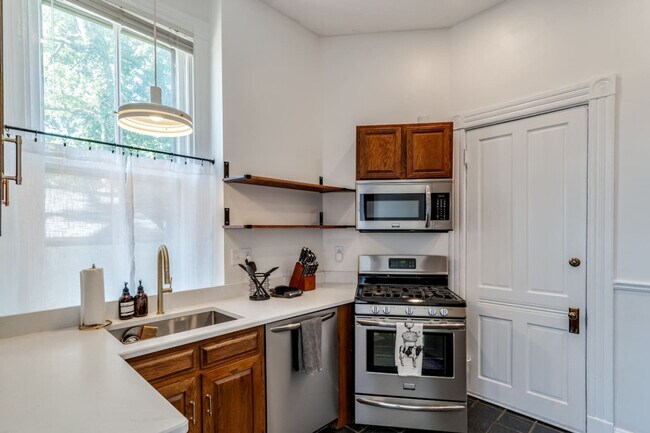 Building Photo - 351 Thrall St